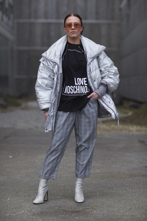 Με καρό, cropped παντελόνι και bomber jacket. To preppy καρό έρχεται σε αντίθεση με το athleisure ύφος της μπλούζας σου και αυτό έχει στυλιστικό ενδιαφέρον.