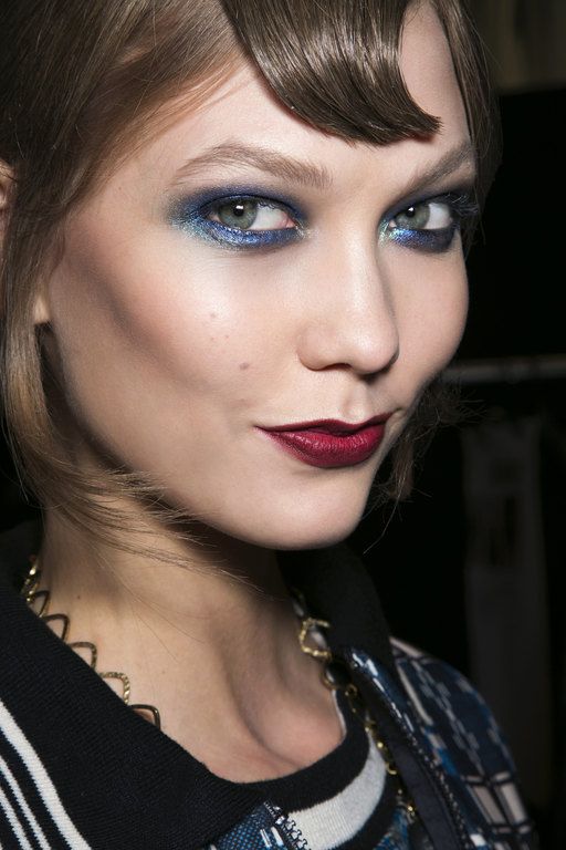 Κάνε ένα καυτό smokey eye και τόλμα να τη συνδυάσεις με κόκκινο κραγιόν