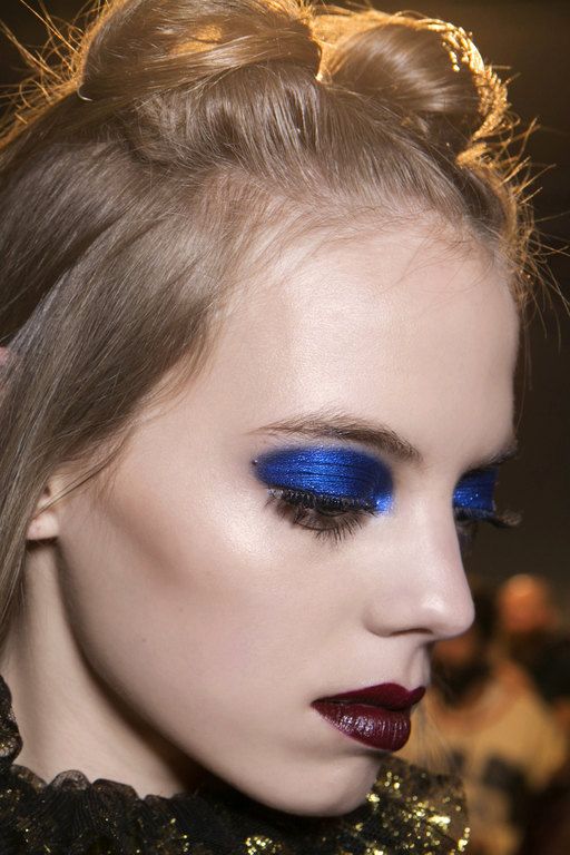 Κάνε το πιο glam μακιγιάζ για τις γιορτές φορώντας τη με ένα σκούρο κραγιόν