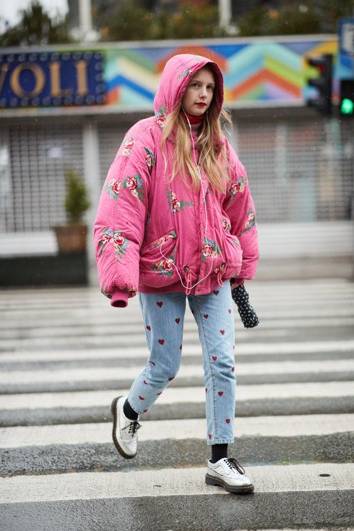 Ένα statement ροζ μπουφάν συνδυάζεται με ένα απλό jean και sneakers μεταμορφώνοντας έτσι τα casual looks σου.