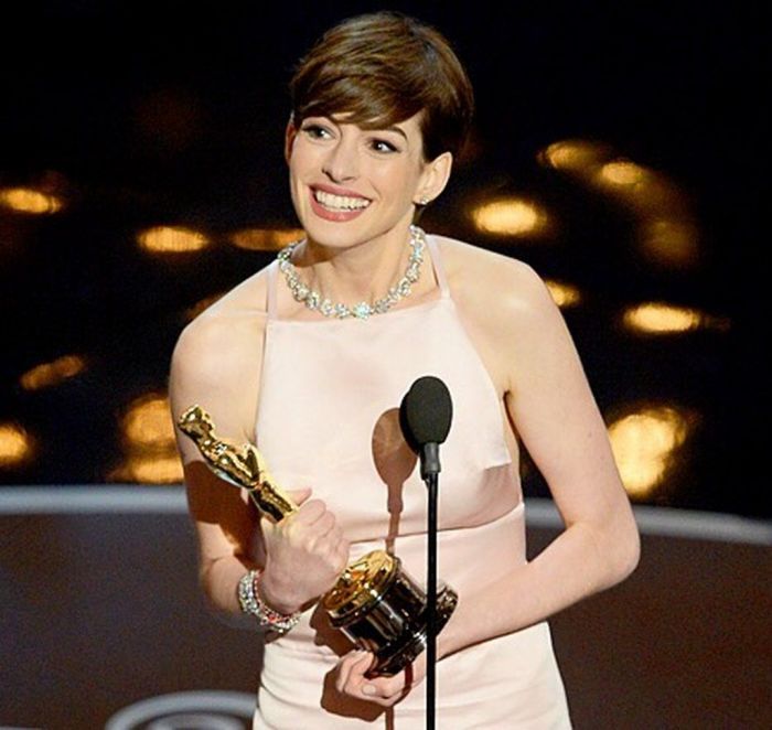 H Anne Hathaway έκανε μία major αλλαγή για τον χειμώνα και παίρνει όλα μας τα like