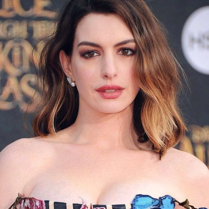 H Anne Hathaway έκανε μία major αλλαγή για τον χειμώνα και παίρνει όλα μας τα like