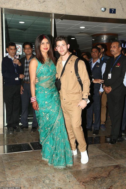 Πιο λαμπεροί από ποτέ! Η πρώτη εμφάνιση της Priyanka Chopra & του Nick Jonas ήταν ονειρική