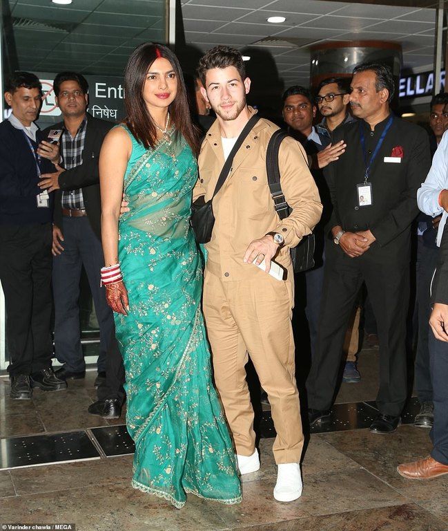 Πιο λαμπεροί από ποτέ! Η πρώτη εμφάνιση της Priyanka Chopra & του Nick Jonas ήταν ονειρική