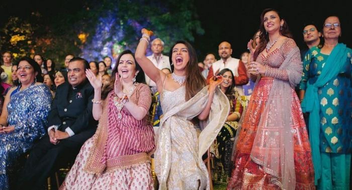Πιο λαμπεροί από ποτέ! Η πρώτη εμφάνιση της Priyanka Chopra & του Nick Jonas ήταν ονειρική