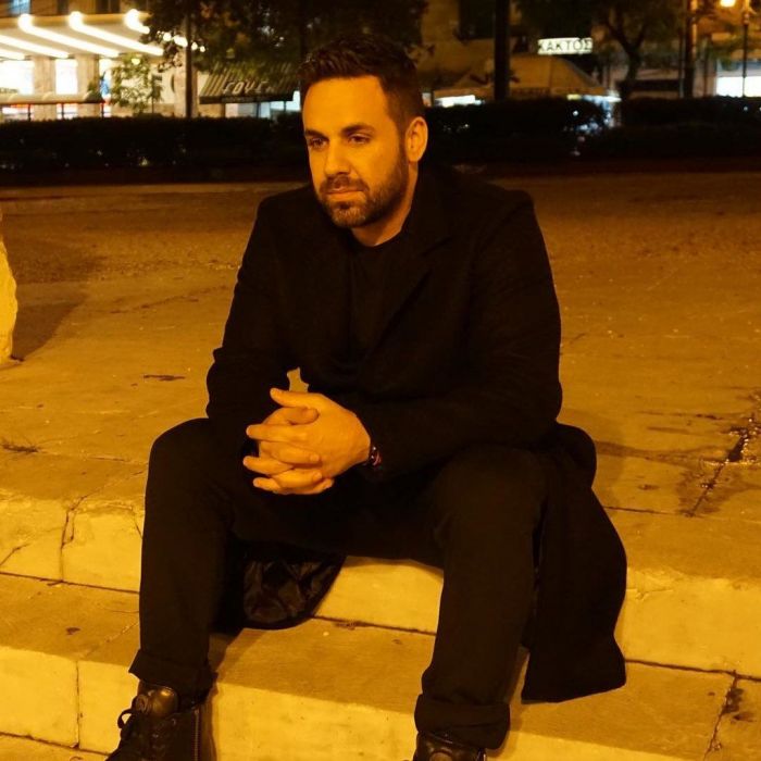 Το αγοράκι της φωτογραφίας είναι πασίγνωστος τραγουδιστής! Μπορείς να τον αναγνωρίσεις;