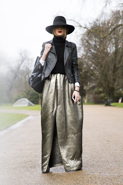 Mε biker jacket, πλατύγυρο καπέλο και maxi φούστες για dramatic εμφανίσεις.