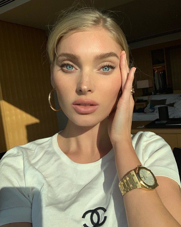 Η Elsa Hosk ποζάρει ολόγυμνη στον καθρέφτη της και προκαλεί