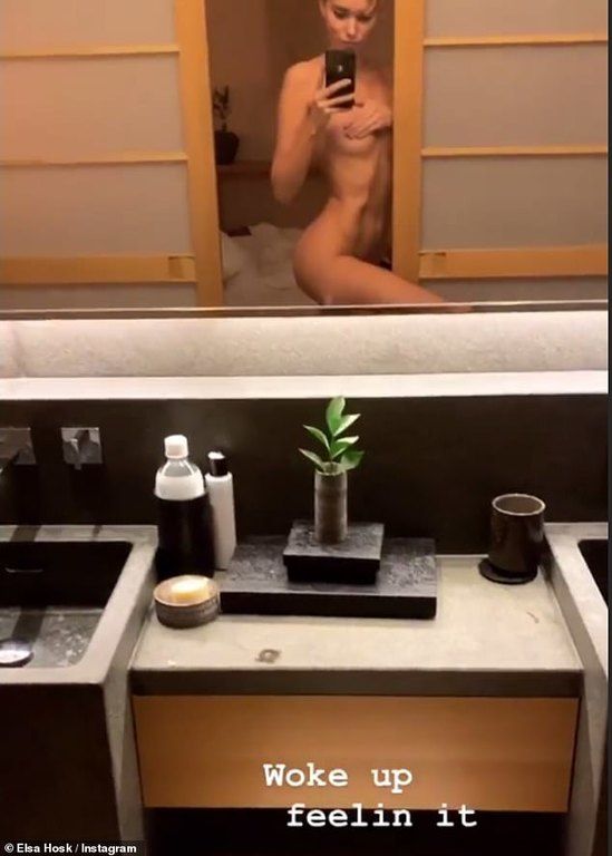 Η Elsa Hosk ποζάρει ολόγυμνη στον καθρέφτη της και προκαλεί