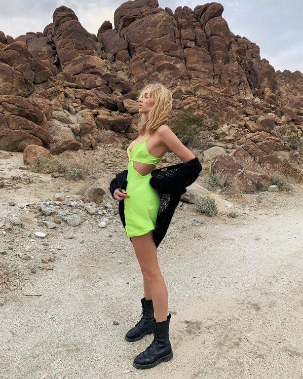 Η Elsa Hosk ποζάρει ολόγυμνη στον καθρέφτη της και προκαλεί
