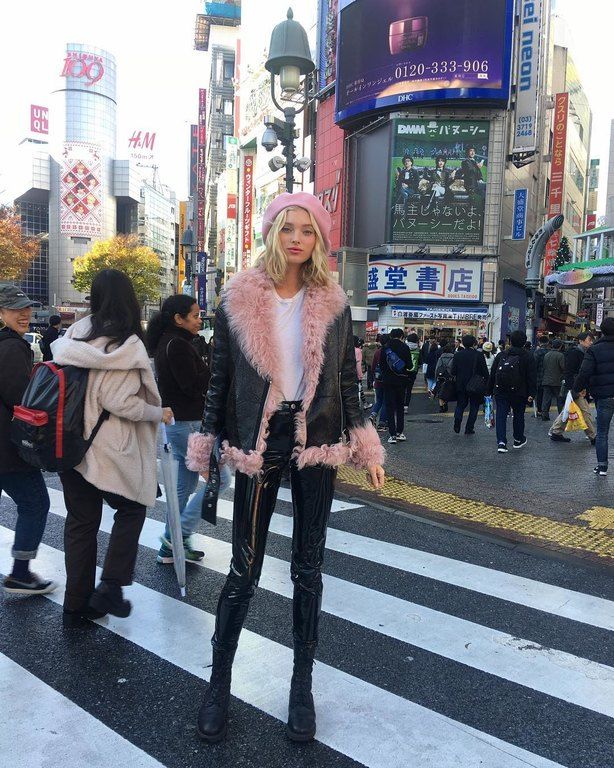 Η Elsa Hosk ποζάρει ολόγυμνη στον καθρέφτη της και προκαλεί