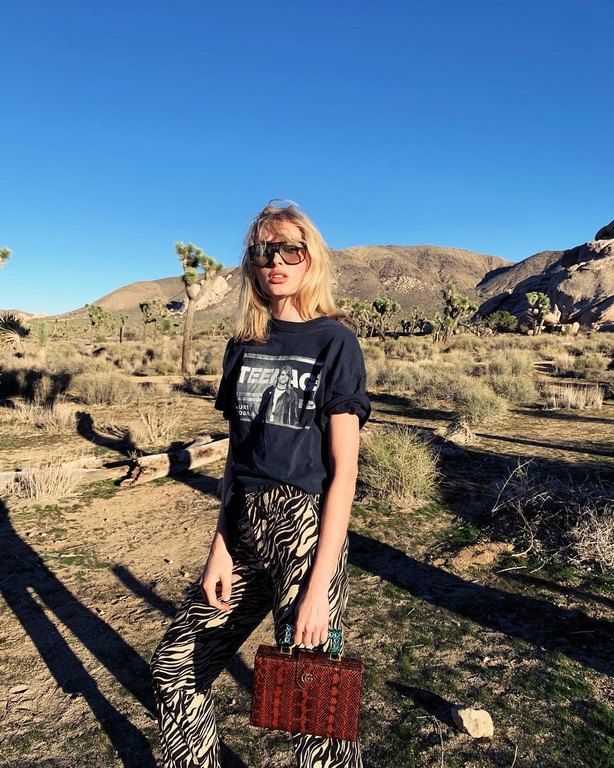 Η Elsa Hosk ποζάρει ολόγυμνη στον καθρέφτη της και προκαλεί