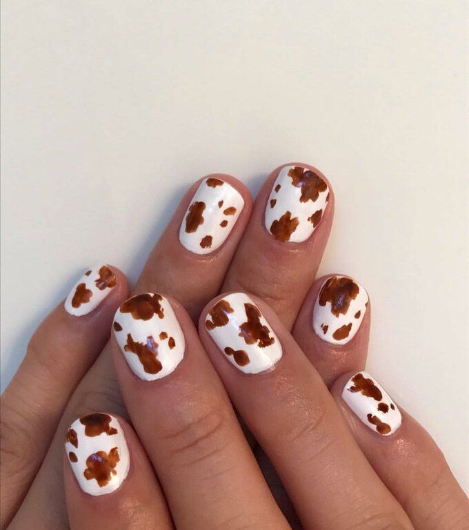 Κανένα leopard print! Το πιο hot nail art για εμάς είναι το #CowNails