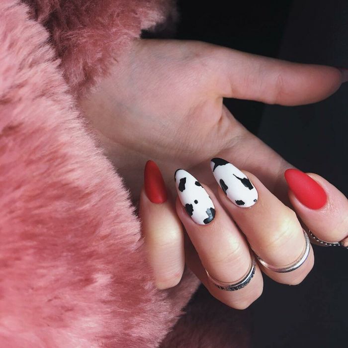 Κανένα leopard print! Το πιο hot nail art για εμάς είναι το #CowNails