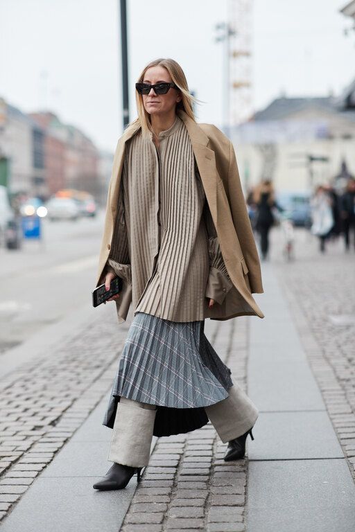 H midi φούστα μπορεί να φορεθεί και ως μέρος ένα layering outfit πάνω από παντελόνι, αρκεί αυτό να είναι στενό.