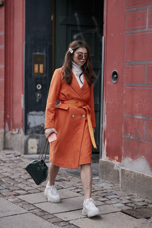 Με χρωματιστό trench coat.