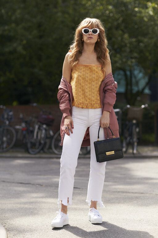 Romantic Vibes: Mε ένα floral top, με ένα πολύχρωμο κιμονό, ακόμα και με ένα εμπριμέ πουκάμισο δεμένο με 50s τρόπο στην κοιλιά, το άσπρο jean σου είναι ό,τι πρέπει για τις πιο girly εμφανίσεις σου.