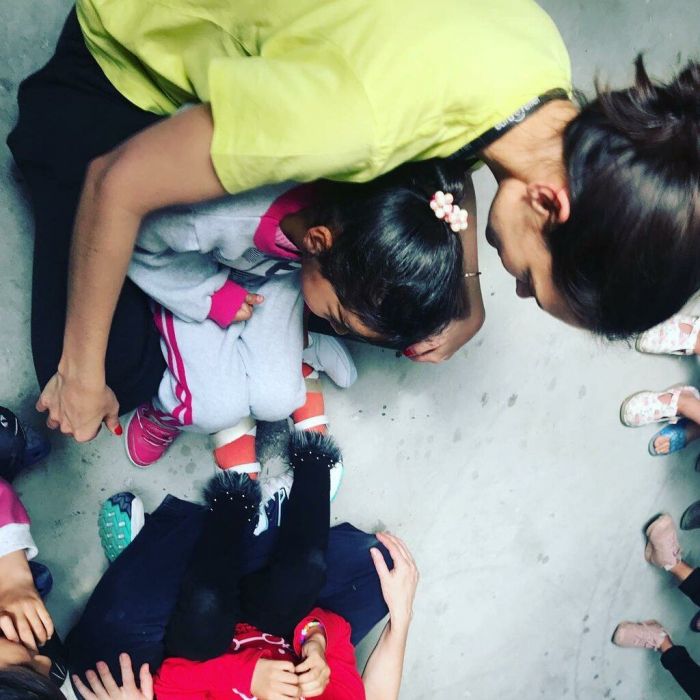 Η Katie Holmes ήρθε στην Ελλάδα με την κόρη της: Η Suri είναι ίδια με τον μπαμπά της πια!