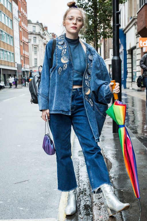 Αν θες να φορέσεις ένα total denim σύνολο, το τζιν μπουφάν είναι μονόδρομος.