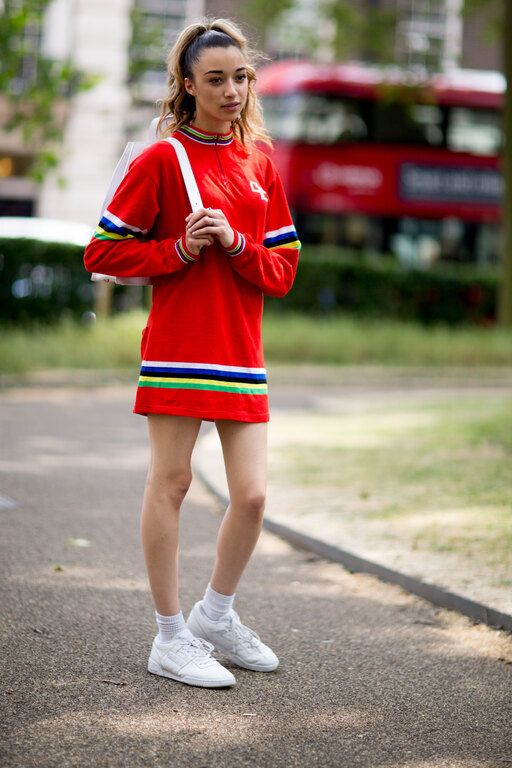 Με οversized T-shirt που έχεις φορέσει σαν φόρεμα για athleisure εμφανίσεις