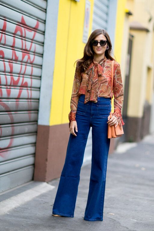 Ένα flare jean με ένα buttoned up πουκάμισο