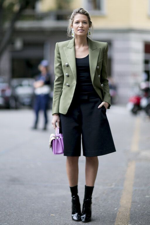 Ένα blazer και ένα μονόχρωμο set ή φόρεμα από μέσα