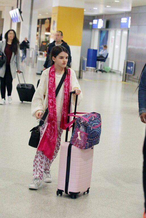 H Katie Holmes και η Suri Cruise έφυγαν από την Ελλάδα ντυμένες με τα απόλυτα travel chic looks