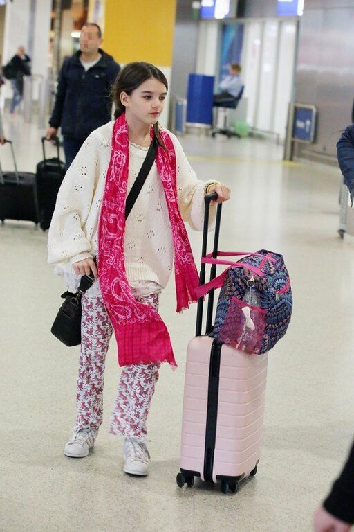 H Katie Holmes και η Suri Cruise έφυγαν από την Ελλάδα ντυμένες με τα απόλυτα travel chic looks