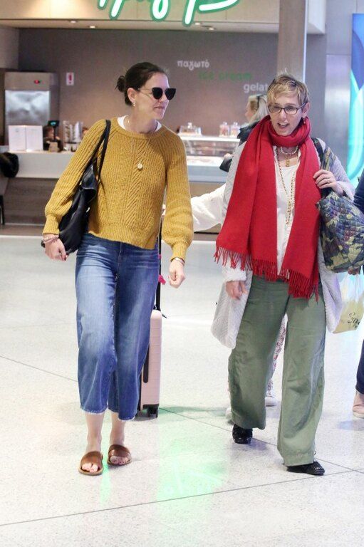 H Katie Holmes και η Suri Cruise έφυγαν από την Ελλάδα ντυμένες με τα απόλυτα travel chic looks
