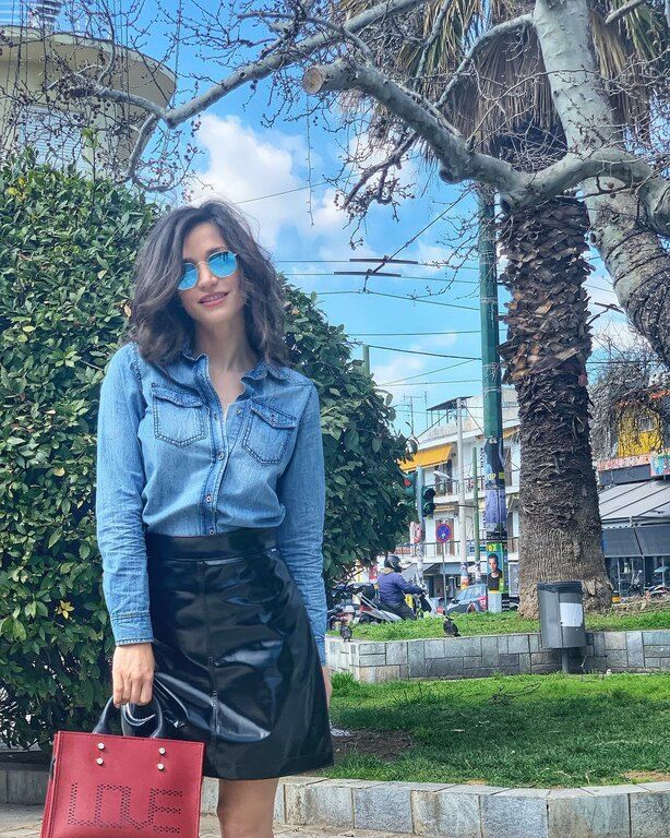 Ένα denim πουκάμισο με μία δερμάτινη φούστα και ένα ζευγάρι sneakers από κάτω είναι ό,τι πρέπει για την εποχή.