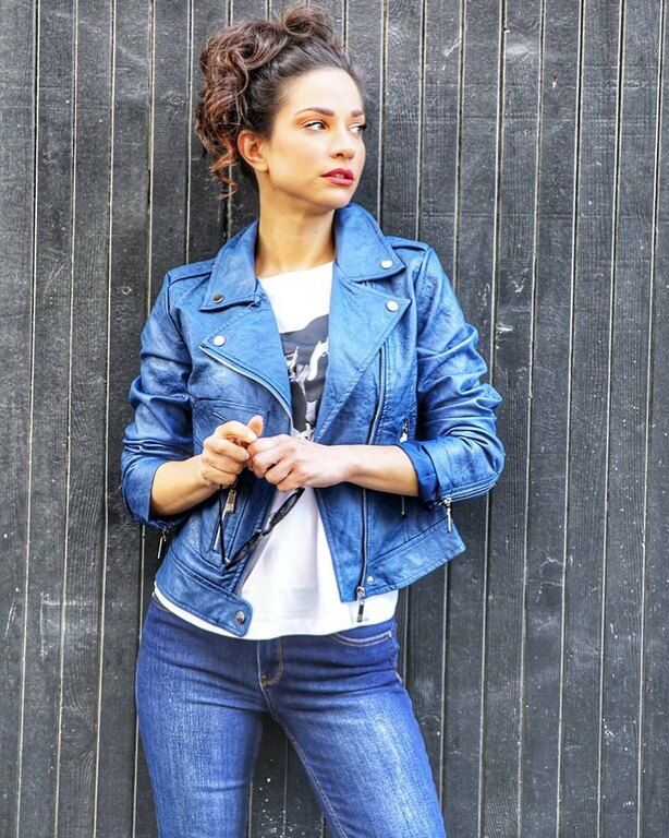 Με biker jacket και T-shirt για πρωινές, κομψές εμφανίσεις.