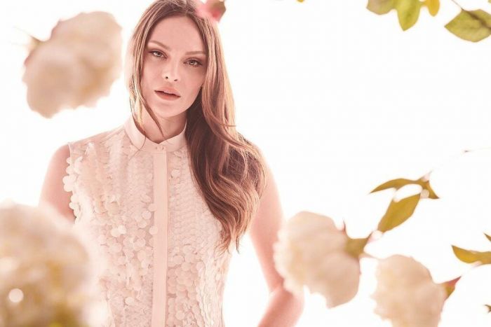 Διεθνή έντυπα πρώτης γραμμής όπως το Vanity Fair και το Bazzar φιλοξενούν στις σελίδες τους την Υβόννη Μπόσνιακ, σε ρόλο σχεδιάστριας και όχι μοντέλου.