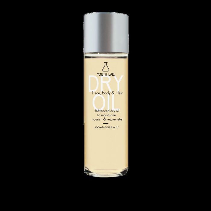 ΠΑΝΤΟΥ. Youth Lab., Youth Lab Dry Oil. Αποτελείται από ένα μείγμα φυτικών ελαίων και λιποδιαλυτών δραστικών που εξασφαλίζει πλούσια δράση, χωρίς να αφήνει λιπαρότητα σε μαλλιά, πρόσωπο και σωμα.