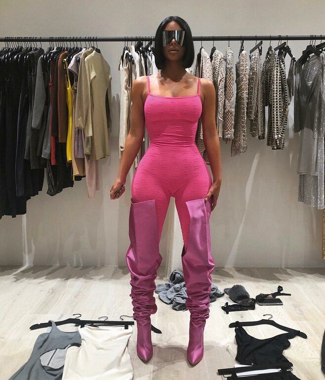 Σε ολόσωμη φόρμα και ασορτί παπούτσια για fashion forward looks (Kim Kardashian)