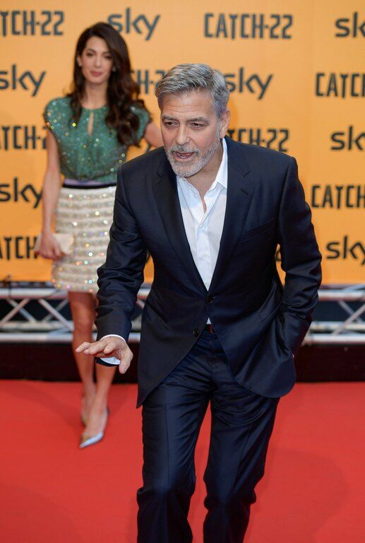 Η Amal Clooney εμφανίστηκε με σέξι κοντή φούστα και δηλώνουμε συγκλονισμένοι