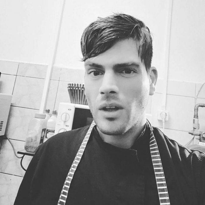 Μr. Kρατς… Ήρθε η ώρα να αποδεχθώ αυτό τον τίτλο που όλοι εσείς μου δώσατε με τόση αγάπη! Αποφάσισα και εγώ να τους ετοιμάσω ένα ντόπιο πιάτο «βατραχοπόδαρα σε χρυσή κρούστα σε φωλιά από άγρια χόρτα με αρωματικό τραχανότο», περήφανος αρχίζω να λέω για τις