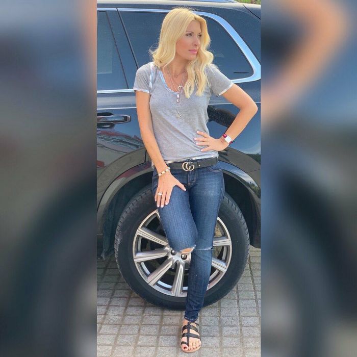 Η Ελένη Μενεγάκη, το Σαββατοκύριακο, πόζαρε μπροστά από το αυτοκίνητό της και έθετε ερώτημα: Πάμε παραλία;