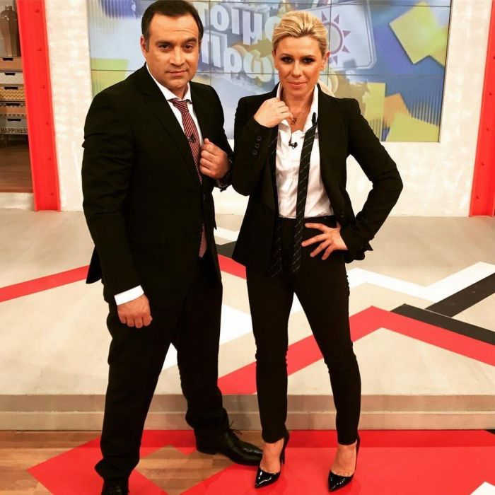 H Kατερίνα Καραβάτου με μαύρο κοστούμι