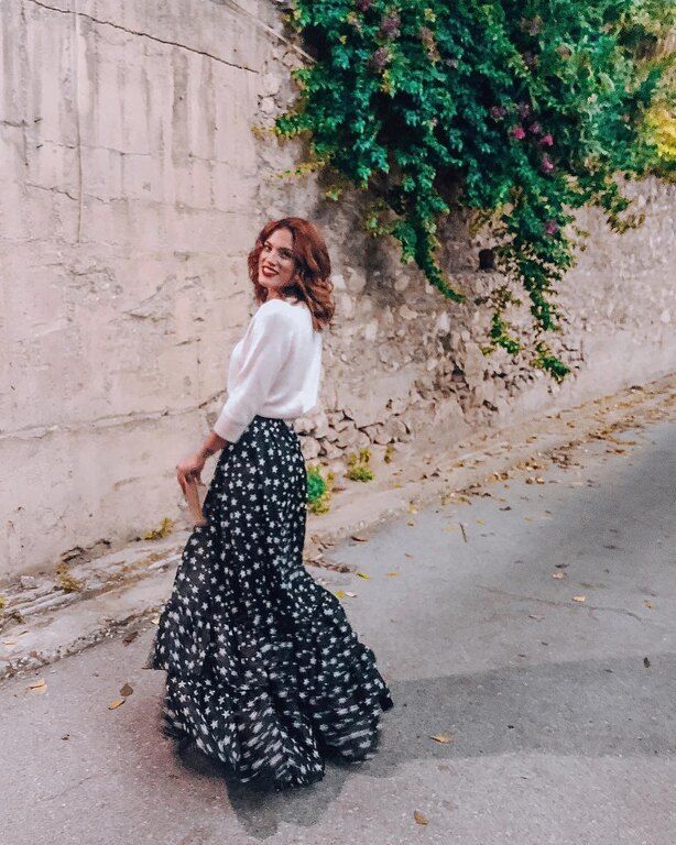 H Μαίρη Συνατσάκη με maxi, floral φούστα