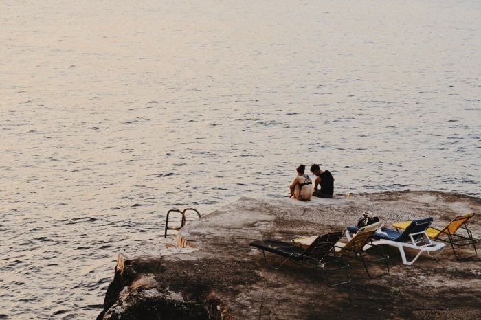 Λόγος #2
Μήπως εσύ είσαι αυτή που φτιάχνεις σενάρια και σε φαντάζεσαι στην εκκλησία να τον περιμένεις; Μήπως προτρέχεις λιγάκι και δεν απολαμβάνεις το τώρα; Μήπως-λέω εγώ τώρα-να χαλάρωνες; Ξέρεις, το ότι εσύ μπορεί να θέλεις σαν τρελή να κάνεις σχέση,
