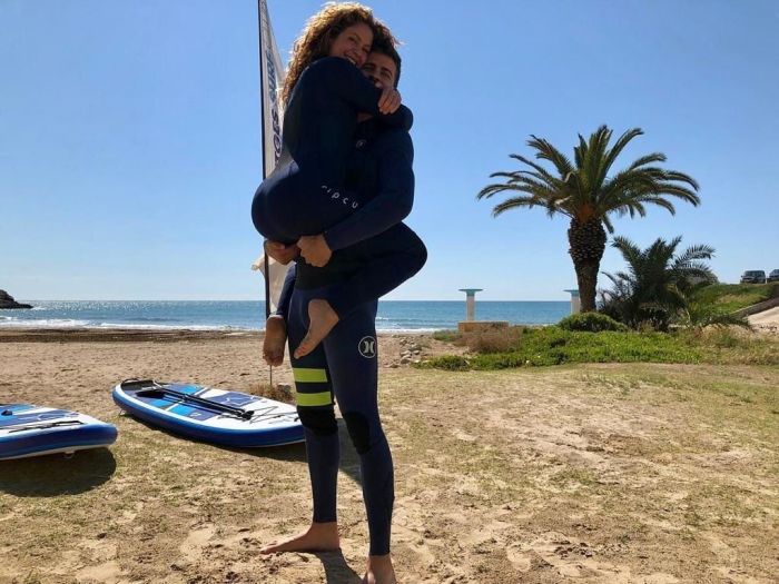 Εδώ η φωτογραφία της Shakira με τον σύζυγό της, στην οποία έχει σκαρφαλώσει στην αγκαλιά του, σαν κοάλα όπως γράφει στη λεζάντα της.