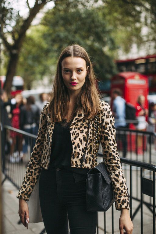 Αν λατρεύεις τα total black looks και το καλοκαίρι, ένα «τιγρέ» jacket είναι αυτό που χρειάζεσαι για τα καλοκαιρινά βράδια που κάνει ψύχρα.