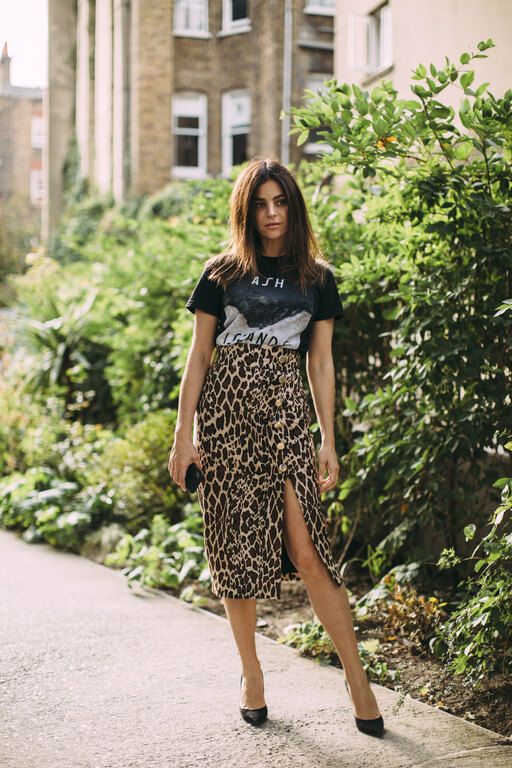 Ένα animal printed παντελόνι ή φούστα, δείχνει αρκετά urban φορεμένο με ένα logo T-shirt.