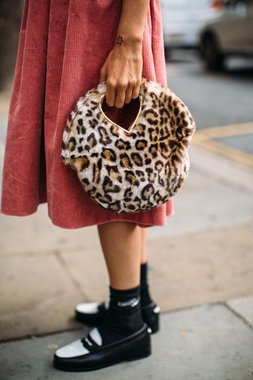 Mία animal printed τσάντα είναι ό,τι πρέπει για να ολοκληρώσεις ένα σύνολο βασισμένο στις παστέλ αποχρώσεις.