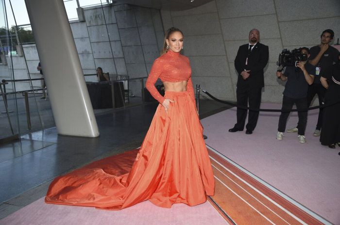 H Jennifer Lopez