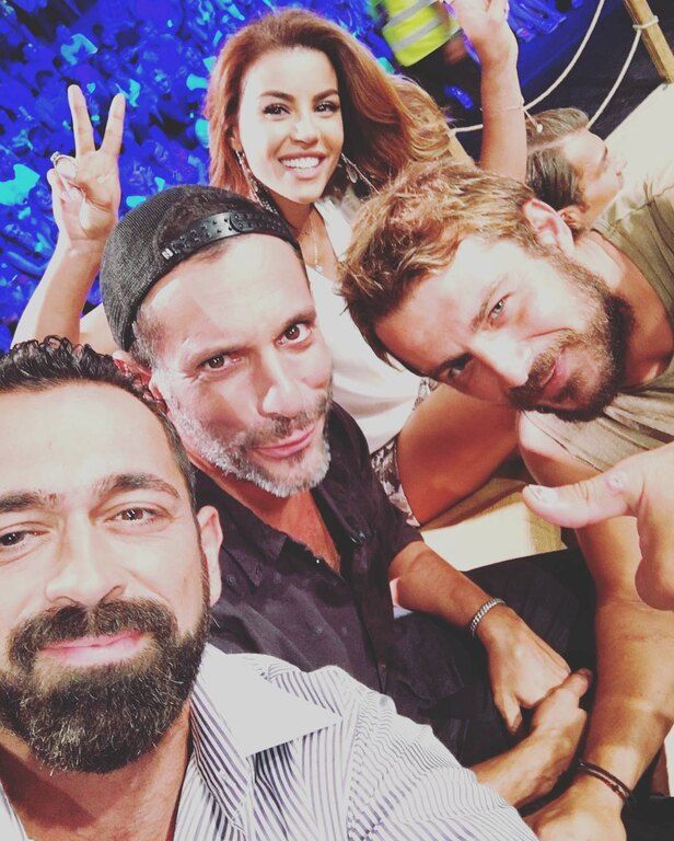 Ο Σάκης Τανιμανίδης ωστόσο, φαίνεται να ακολουθεί ακόμη τον ηθοποιό και μπορείς να το δεις και στις φωτογραφίες παρακάτω.