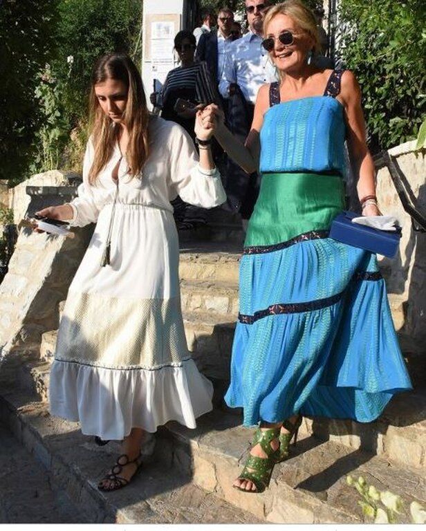 Το boho chic λουκ, ολοκλήρωνε με πράσινα ψηλά πέδιλα ενώ και η κόρη της Σοφία, εντυπωσίασε με το boho λευκό της φόρεμα το οποίο συνδύασε με flat μαύρα πέδιλα.