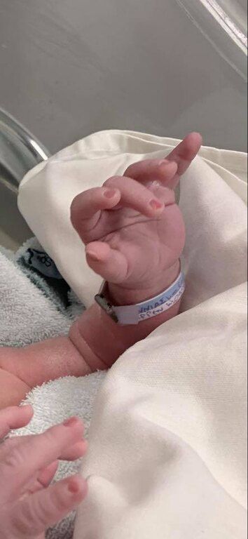 It's a boy! Aυτός είναι ο νεογέννητος Αντώνης