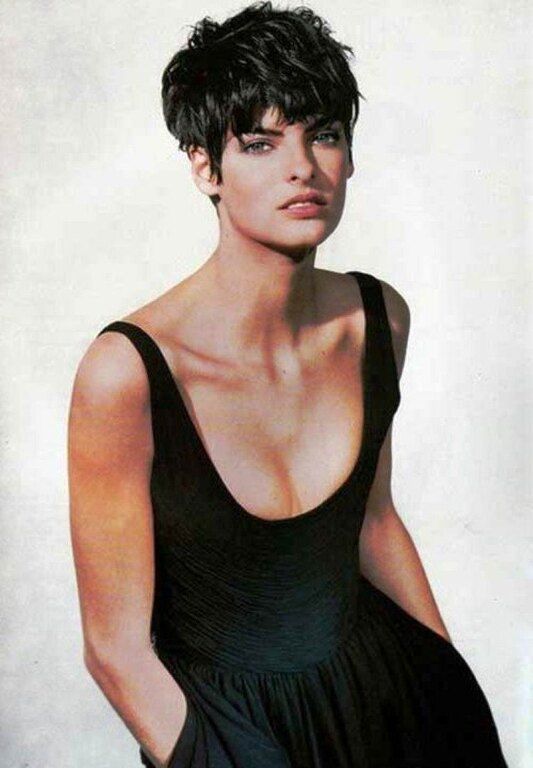 LINDA EVANGELISTA. Ένα ξεκάθαρα αγορίστικο κούρεμα που όμως τονίζει τις γωνίες του προσώπου και κάνει το λαιμό να μοιάζει μακρύτερος.