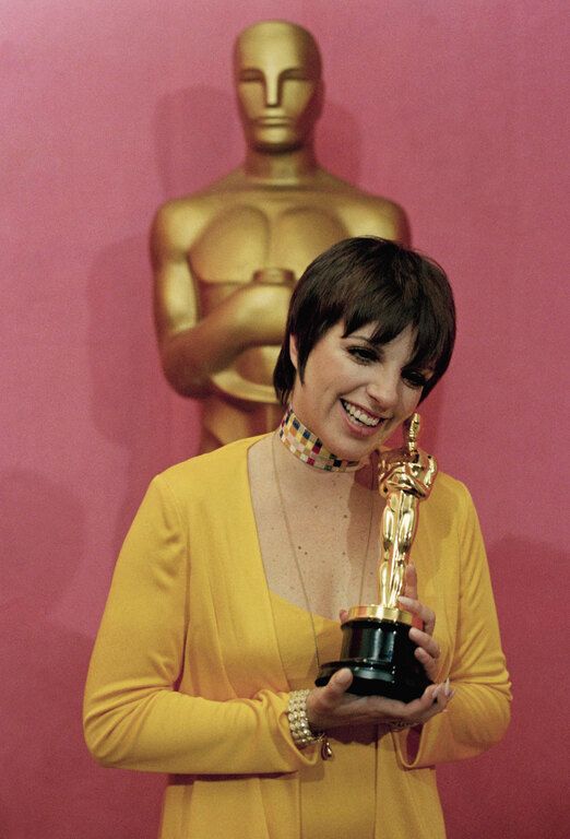 LIZA MINNELLI. Δεν μπορούμε να τη σκεφτούμε με άλλο μήκος μαλλιών!